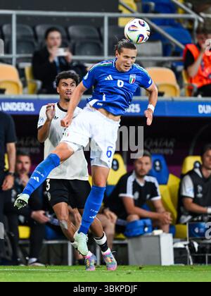 DUNAJSKA STREDA - (de gauche à droite) Nathaniel Brown d'Allemagne U21, Daniele Ghilardi d'Italie U21 au DAC Arena lors du duel quart de finale du Championnat d'Europe des moins de 21 ans entre l'Allemagne et l'Italie. ANP | Hollandse Hoogte | GERRIT VAN KEULEN Banque D'Images