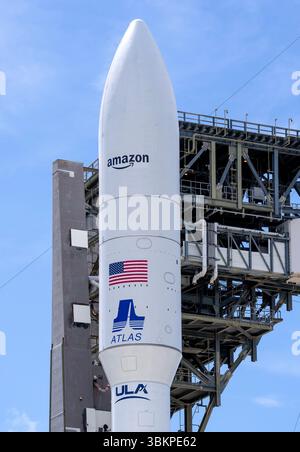Cap Canaveral, États-Unis. 22 juin 2025. La fusée Atlas V de United Launch Alliance se trouve sur le complexe de lancement spatial 41 à la Station spatiale de Cape Canaveral, Cape Canaveral, Floride, le dimanche 22 juin 2025. La première tentative de lancement a été nettoyée 30 minutes avant le décollage. Le lancement de l’ULA est maintenant prévu pour lundi 23 juin, peu après le lever du soleil, et livrera le deuxième lot de satellites du projet Kuiper dans l’espace pour Amazon. Le projet Kuiper est le réseau à large bande par satellite en orbite basse d'Amazon pour le service Internet dans le monde entier. Photo de Pat Benic/UPI crédit : UPI/Alamy Live News Banque D'Images