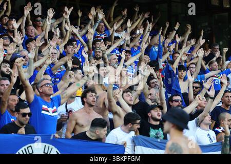 Salerne, Italie. 22 juin 2025. Les supporters de l'UC Sampdoria encouragent lors du match de football en série B entre l'US Salernitana et l'UC Sampdoria au stade Arechi à Salerne (Italie), le 22 juin 2025. Crédit : Insidefoto/Alamy Live News Banque D'Images