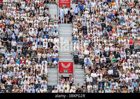 Londres, Royaume-Uni. 22 juin 2025. Les spectateurs regardent la finale masculine en simple entre Carlos Alcaraz (Espagne) et Jiri Lehecka (tchèque) aux Championnats HSBC au Queen’s Club. Credit : Stephen Chung / Alamy Live News Banque D'Images