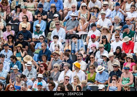 Londres, Royaume-Uni. 22 juin 2025. Les spectateurs regardent la finale masculine en simple entre Carlos Alcaraz (Espagne) et Jiri Lehecka (tchèque) aux Championnats HSBC au Queen’s Club. Credit : Stephen Chung / Alamy Live News Banque D'Images