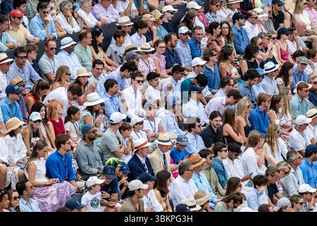 Londres, Royaume-Uni. 22 juin 2025. Les spectateurs regardent la finale masculine en simple entre Carlos Alcaraz (Espagne) et Jiri Lehecka (tchèque) aux Championnats HSBC au Queen’s Club. Credit : Stephen Chung / Alamy Live News Banque D'Images