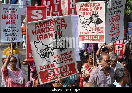 Kolkata, Inde. 22 juin 2025. KOLKATA, INDE - 22 JUIN : des militants de SUCI (C) ont participé à un rassemblement de protestation condamnant l'Amérique et Israël pour l'attaque contre l'Iran et manifestant leur solidarité avec le peuple iranien, le 22 juin 2025 à Kolkata, en Inde. (Photo de Samir Jana/Hindustan Times/Sipa USA ) crédit : Sipa USA/Alamy Live News Banque D'Images