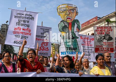 Kolkata, Inde. 22 juin 2025. KOLKATA, INDE - 22 JUIN : des militants de SUCI (C) ont participé à un rassemblement de protestation condamnant l'Amérique et Israël pour l'attaque contre l'Iran et manifestant leur solidarité avec le peuple iranien, le 22 juin 2025 à Kolkata, en Inde. (Photo de Samir Jana/Hindustan Times/Sipa USA ) crédit : Sipa USA/Alamy Live News Banque D'Images