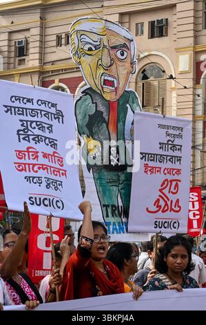 Kolkata, Inde. 22 juin 2025. KOLKATA, INDE - 22 JUIN : des militants de SUCI (C) ont participé à un rassemblement de protestation condamnant l'Amérique et Israël pour l'attaque contre l'Iran et manifestant leur solidarité avec le peuple iranien, le 22 juin 2025 à Kolkata, en Inde. (Photo de Samir Jana/Hindustan Times/Sipa USA ) crédit : Sipa USA/Alamy Live News Banque D'Images