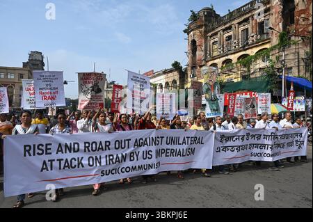 Kolkata, Inde. 22 juin 2025. KOLKATA, INDE - 22 JUIN : des militants de SUCI (C) ont participé à un rassemblement de protestation condamnant l'Amérique et Israël pour l'attaque contre l'Iran et manifestant leur solidarité avec le peuple iranien, le 22 juin 2025 à Kolkata, en Inde. (Photo de Samir Jana/Hindustan Times/Sipa USA ) crédit : Sipa USA/Alamy Live News Banque D'Images