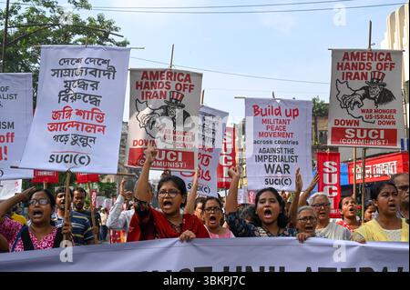 Kolkata, Inde. 22 juin 2025. KOLKATA, INDE - 22 JUIN : des militants de SUCI (C) ont participé à un rassemblement de protestation condamnant l'Amérique et Israël pour l'attaque contre l'Iran et manifestant leur solidarité avec le peuple iranien, le 22 juin 2025 à Kolkata, en Inde. (Photo de Samir Jana/Hindustan Times/Sipa USA ) crédit : Sipa USA/Alamy Live News Banque D'Images