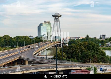 Pont OVNI et tour sur le Danube, vue sur le paysage urbain de Bratislava Banque D'Images