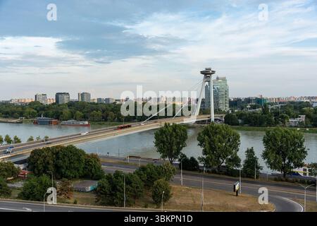 Pont OVNI enjambant le Danube dans le centre-ville de Bratislava, Slovaquie Banque D'Images