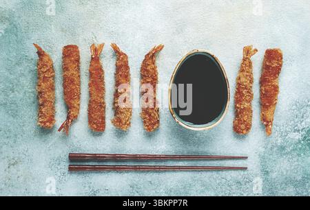 Crevettes tigrées frites à tempura, vue de dessus, sauce soja, baguettes Banque D'Images