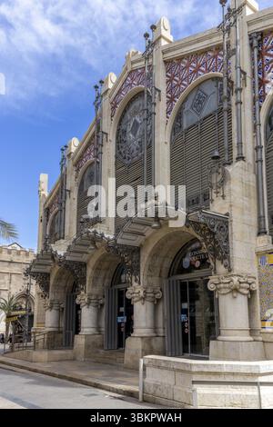 Marché central Mercat (Las Paellas del Mercado Central) dans la salle Art Nouveau du modernisme valencien avec des carreaux colorés au centre de la Banque D'Images