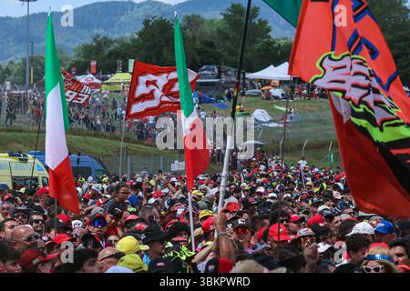 Scarperia, Italie. 22 juin 2025. Les fans célèbrent pendant le MotoGP GP9 Gran Premio d'Italia Brembo - podium au Mugello circuit. Crédit : SOPA images Limited/Alamy Live News Banque D'Images