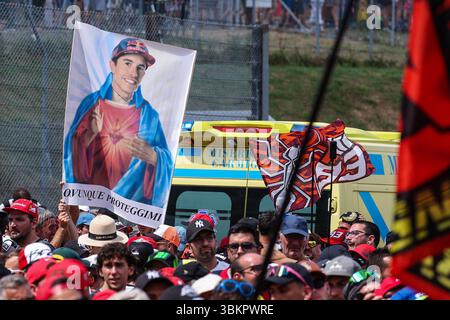 Scarperia, Italie. 22 juin 2025. Les fans célèbrent pendant le MotoGP GP9 Gran Premio d'Italia Brembo - podium au Mugello circuit. Crédit : SOPA images Limited/Alamy Live News Banque D'Images