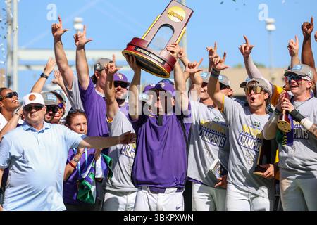 Omaha, ne, États-Unis. 22 juin 2025. L'entraîneur-chef de la LSU, Jay Johnson, remporte le trophée de championnat national 2025 après le deuxième match de la série mondiale des collèges masculins de la NCAA entre les Chanticleers de la Coastal Carolina University et les Tigers de la LSU au Charles Schwab Field Omaha à Omaha, au Nebraska. Jonathan Mailhes/CSM/Alamy Live News Banque D'Images