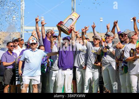 Omaha, ne, États-Unis. 22 juin 2025. L'entraîneur-chef de la LSU, Jay Johnson, remporte le trophée de championnat national 2025 après le deuxième match de la série mondiale des collèges masculins de la NCAA entre les Chanticleers de la Coastal Carolina University et les Tigers de la LSU au Charles Schwab Field Omaha à Omaha, au Nebraska. Jonathan Mailhes/CSM/Alamy Live News Banque D'Images