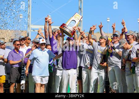 Omaha, ne, États-Unis. 22 juin 2025. L'entraîneur-chef de la LSU, Jay Johnson, remporte le trophée de championnat national 2025 après le deuxième match de la série mondiale des collèges masculins de la NCAA entre les Chanticleers de la Coastal Carolina University et les Tigers de la LSU au Charles Schwab Field Omaha à Omaha, au Nebraska. Jonathan Mailhes/CSM/Alamy Live News Banque D'Images
