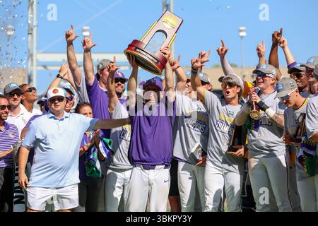 Omaha, ne, États-Unis. 22 juin 2025. L'entraîneur-chef de la LSU, Jay Johnson, remporte le trophée de championnat national 2025 après le deuxième match de la série mondiale des collèges masculins de la NCAA entre les Chanticleers de la Coastal Carolina University et les Tigers de la LSU au Charles Schwab Field Omaha à Omaha, au Nebraska. Jonathan Mailhes/CSM/Alamy Live News Banque D'Images