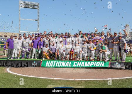 Omaha, ne, États-Unis. 22 juin 2025. L'équipe de baseball de la LSU pose avec le trophée de championnat national 2025 après le match 2 de la série mondiale des collèges masculins de la NCAA entre les Chanticleers de l'Université Coastal Carolina et les Tigers de la LSU au Charles Schwab Field Omaha à Omaha, au Nebraska. Jonathan Mailhes/CSM/Alamy Live News Banque D'Images
