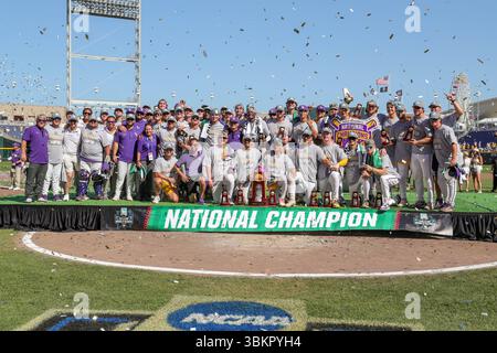 Omaha, ne, États-Unis. 22 juin 2025. L'équipe de baseball de la LSU pose avec le trophée de championnat national 2025 après le match 2 de la série mondiale des collèges masculins de la NCAA entre les Chanticleers de l'Université Coastal Carolina et les Tigers de la LSU au Charles Schwab Field Omaha à Omaha, au Nebraska. Jonathan Mailhes/CSM/Alamy Live News Banque D'Images