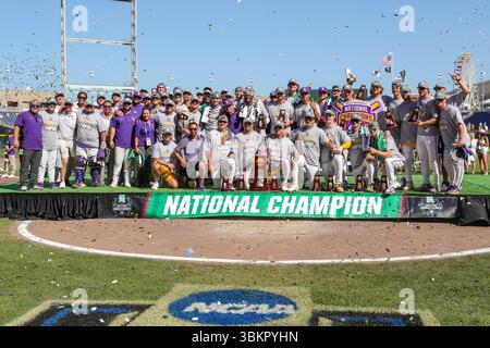 Omaha, ne, États-Unis. 22 juin 2025. L'équipe de baseball de la LSU pose avec le trophée de championnat national 2025 après le match 2 de la série mondiale des collèges masculins de la NCAA entre les Chanticleers de l'Université Coastal Carolina et les Tigers de la LSU au Charles Schwab Field Omaha à Omaha, au Nebraska. Jonathan Mailhes/CSM/Alamy Live News Banque D'Images