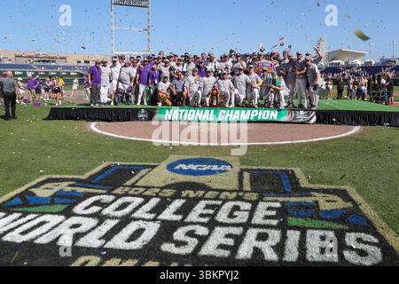 Omaha, ne, États-Unis. 22 juin 2025. L'équipe de baseball de la LSU pose avec le trophée de championnat national 2025 après le match 2 de la série mondiale des collèges masculins de la NCAA entre les Chanticleers de l'Université Coastal Carolina et les Tigers de la LSU au Charles Schwab Field Omaha à Omaha, au Nebraska. Jonathan Mailhes/CSM/Alamy Live News Banque D'Images