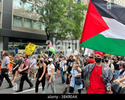 New York, États-Unis. 22 juin 2025. Un groupe diversifié de manifestants anti-guerre défilent dans les rues de New York, portant des banderoles disant « Stop the War on Iran », « Workers should have Power not the Billionaires » et « Arms embargo Now », tout en exigeant la fin de l’agression militaire et le renouvellement des restrictions américaines sur les armes. Crédit : Ryan Rahman/Alamy Live News Banque D'Images