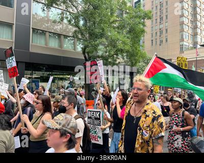 New York, États-Unis. 22 juin 2025. Un groupe diversifié de manifestants anti-guerre défilent dans les rues de New York, portant des banderoles disant « Stop the War on Iran », « Workers should have Power not the Billionaires » et « Arms embargo Now », tout en exigeant la fin de l’agression militaire et le renouvellement des restrictions américaines sur les armes. Crédit : Ryan Rahman/Alamy Live News Banque D'Images