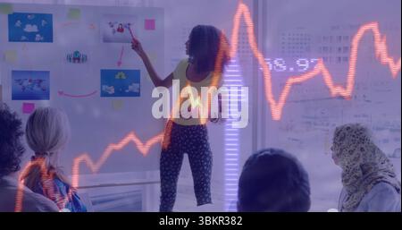 Pointant le présentateur aux cheveux bouclés discutant de stratégie dans la salle de conférence avec des visuels de tableau blanc Banque D'Images