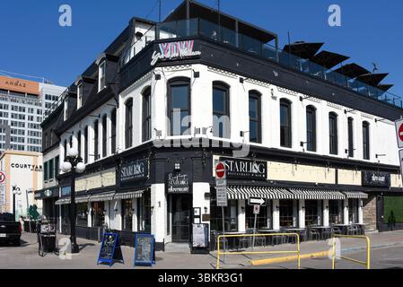 Ottawa, Canada - 20 juin 2025 : le restaurant et bar Starling, y compris une terrasse sur le toit, et le bar-salon Apothecary dans le populaire Byw d’Ottawa Banque D'Images