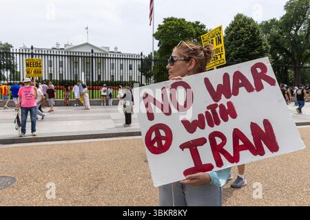 Washington, États-Unis. 22 juin 2025. Les manifestants se rassemblent devant la Maison Blanche pour dénoncer les frappes aériennes américaines sur les installations nucléaires iraniennes, à Washington, DC, aux États-Unis, le 22 juin, 2025. crédit : HU Yousong/Xinhua/Alamy Live News Banque D'Images