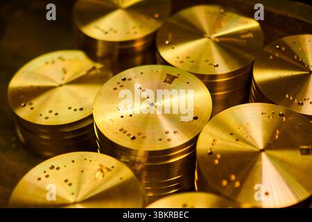 Bases de mécanisme de montre complexes fabriquées grâce à des techniques de travail des métaux qualifiées dans un cadre d'atelier Banque D'Images