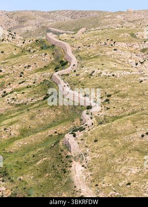 Pékin, Chine. 21 juin 2025. Une photo prise par un drone aérien le 21 juin 2025 montre la section Tianshengcheng de la Grande Muraille dans le comté de Guyang, dans la région autonome de Mongolie intérieure du nord de la Chine. La Grande Muraille construite sous la dynastie Qin (221 av. J.-C.-207 av. J.-C.) dans le comté de Guyang est bien préservée grâce à sa structure rocheuse et aux efforts de protection déployés par les autorités locales. Crédit : ma Jinrui/Xinhua/Alamy Live News Banque D'Images