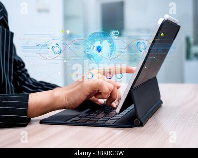 Cybersécurité, technologie de sécurité des réseaux Internet dans le monde entier, concepts de protection des données numériques de la vie privée. L'hologramme de l'icône de l'écran de sécurité s'affiche pendant que vous êtes Banque D'Images