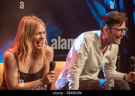 Les acteurs Billie Piper et David Tennant partagent une « question & Answer », lors de la Heroes Dutch Comic Con. Heroes Dutch Comic Con. Maintenant dans sa 11ème année. Les acteurs David Tennant et Billie Piper étaient présents aujourd'hui et seront demain pour "Meet and Greet" et sur la scène principale. Acteur écossais David Tennant connu pour son rôle de dixième docteur dans « Doctor Who ». David Tennant a joué dans plus de 60 épisodes de la série et a reçu plusieurs prix pour son rôle, dont un BAFTA du meilleur acteur. Billie Piper est une actrice britannique célèbre et surtout connue pour son rôle de Rose Tayler dans la science Banque D'Images