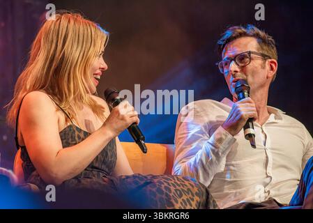 Les acteurs Billie Piper et David Tennant partagent une « question & Answer », lors de la Heroes Dutch Comic Con. Heroes Dutch Comic Con. Maintenant dans sa 11ème année. Les acteurs David Tennant et Billie Piper étaient présents aujourd'hui et seront demain pour "Meet and Greet" et sur la scène principale. Acteur écossais David Tennant connu pour son rôle de dixième docteur dans « Doctor Who ». David Tennant a joué dans plus de 60 épisodes de la série et a reçu plusieurs prix pour son rôle, dont un BAFTA du meilleur acteur. Billie Piper est une actrice britannique célèbre et surtout connue pour son rôle de Rose Tayler dans la science Banque D'Images