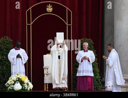 Rome, Italie. 22 juin 2025. Le pape Léon XIV célèbre la cérémonie du Corpus Domini devant la basilique San Giovanni (en Jean Lateran) à Rome, Italie, le 22 juin 2025 pour marquer la fête du corps et du sang du Christ et commémorer le dernier souper du Christ et l'institution de l'Eucharistie. Photo par Eric Vandeville/ABACAPRESS.COM crédit : Abaca Press/Alamy Live News Banque D'Images