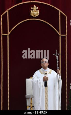 Rome, Italie. 22 juin 2025. Le pape Léon XIV célèbre la cérémonie du Corpus Domini devant la basilique San Giovanni (en Jean Lateran) à Rome, Italie, le 22 juin 2025 pour marquer la fête du corps et du sang du Christ et commémorer le dernier souper du Christ et l'institution de l'Eucharistie. Photo par Eric Vandeville/ABACAPRESS.COM crédit : Abaca Press/Alamy Live News Banque D'Images