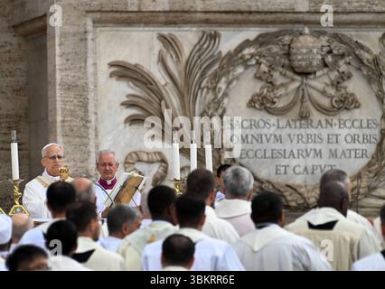 Rome, Italie. 22 juin 2025. Le pape Léon XIV célèbre la cérémonie du Corpus Domini devant la basilique San Giovanni (en Jean Lateran) à Rome, Italie, le 22 juin 2025 pour marquer la fête du corps et du sang du Christ et commémorer le dernier souper du Christ et l'institution de l'Eucharistie. Photo par Eric Vandeville/ABACAPRESS.COM crédit : Abaca Press/Alamy Live News Banque D'Images