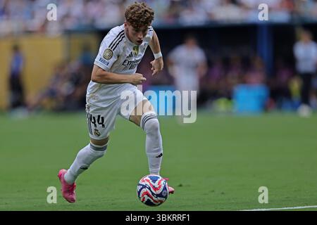 Charlotte, Caroline du Nord, États-Unis. 22 juin 2025 : Charlotte, NC, USA : Victor Munoz du Real Madrid court avec le ballon pendant le match entre le Real Madrid et CF Pachuca, dans le 2ème tour du groupe H de la Coupe du monde des clubs FIFA 2025, à Bank of America Stadium Credit : action plus Sports images/Alamy Live News Banque D'Images