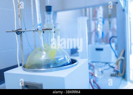 Installation de verrerie de laboratoire de chimie pour la distillation et l'analyse scientifiques dans un environnement de laboratoire de recherche moderne Banque D'Images