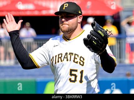 Pittsburgh, États-Unis. 22 juin 2025. David Bednar (51), lanceur des Pirates de Pittsburgh, célèbre la victoire 8-3 contre les Texas Rangers au PNC Park le dimanche 22 juin 2025 à Pittsburgh. Photo par Archie Carpenter/UPI crédit : UPI/Alamy Live News Banque D'Images