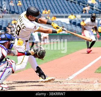 Pittsburgh, États-Unis. 22 juin 2025. Pittsburgh Pirates deuxième base Nick Gonzales (39) en cinquième manche marquant une course contre les Texas Rangers au PNC Park le dimanche 22 juin 2025 à Pittsburgh. Photo par Archie Carpenter/UPI crédit : UPI/Alamy Live News Banque D'Images