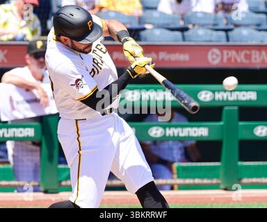 Pittsburgh, États-Unis. 22 juin 2025. Tommy Pham (28), vainqueur des Pirates de Pittsburgh, s'en va en deuxième manche contre les Texas Rangers au PNC Park le dimanche 22 juin 2025 à Pittsburgh. Photo par Archie Carpenter/UPI crédit : UPI/Alamy Live News Banque D'Images