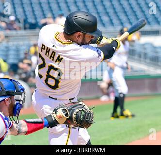 Pittsburgh, États-Unis. 22 juin 2025. Tommy Pham (28 ans), outfielder des Pirates de Pittsburgh, double en cinquième manche de la victoire 8-3 contre les Texas Rangers au PNC Park le dimanche 22 juin 2025 à Pittsburgh. Photo par Archie Carpenter/UPI crédit : UPI/Alamy Live News Banque D'Images