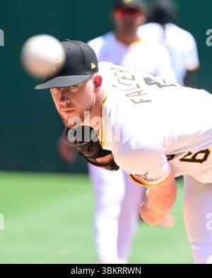 Pittsburgh, États-Unis. 22 juin 2025. Bailey Falter (6), lanceur des Pirates de Pittsburgh, débute contre les Texas Rangers au PNC Park le dimanche 22 juin 2025 à Pittsburgh. Photo par Archie Carpenter/UPI crédit : UPI/Alamy Live News Banque D'Images