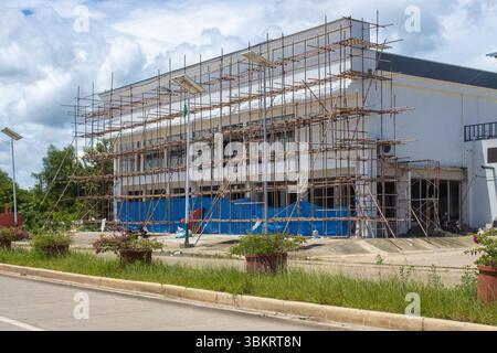 échafaudage sur la façade du bâtiment, reconstruction du bâtiment Banque D'Images