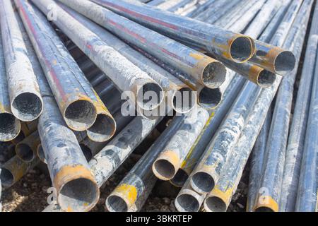 tuyaux en acier galvanisé destinés à des travaux de construction ou d'installation, pour la construction d'échafaudages ou de structures temporaires Banque D'Images