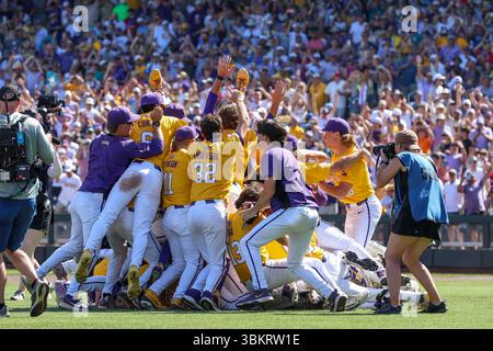 Omaha, ne, États-Unis. 22 juin 2025. L'équipe de baseball de la LSU célèbre après avoir remporté le championnat national de baseball de la NCAA 2025 après le deuxième match de la NCAA Men's College World Series entre Coastal Carolina University Chanticleers et les LSU Tigers au Charles Schwab Field Omaha à Omaha, ne. Jonathan Mailhes/CSM/Alamy Live News Banque D'Images