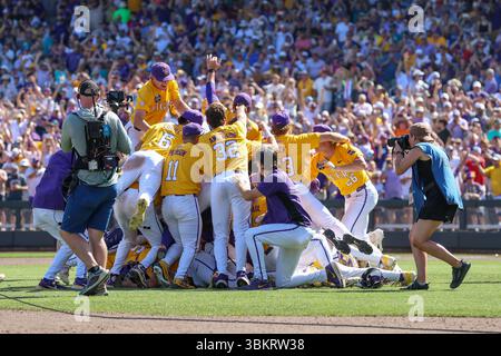 Omaha, ne, États-Unis. 22 juin 2025. L'équipe de baseball de la LSU célèbre après avoir remporté le championnat national de baseball de la NCAA 2025 après le deuxième match de la NCAA Men's College World Series entre Coastal Carolina University Chanticleers et les LSU Tigers au Charles Schwab Field Omaha à Omaha, ne. Jonathan Mailhes/CSM/Alamy Live News Banque D'Images