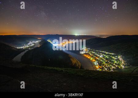 Nuit au-dessus de la Moselle. La rivière serpente dans une boucle étroite à travers une vallée entourée de vignes près de Bremm, Calmont, Rhénanie-Palatinat Banque D'Images